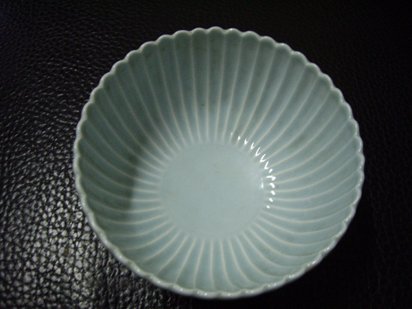 天藍釉菊瓣碗